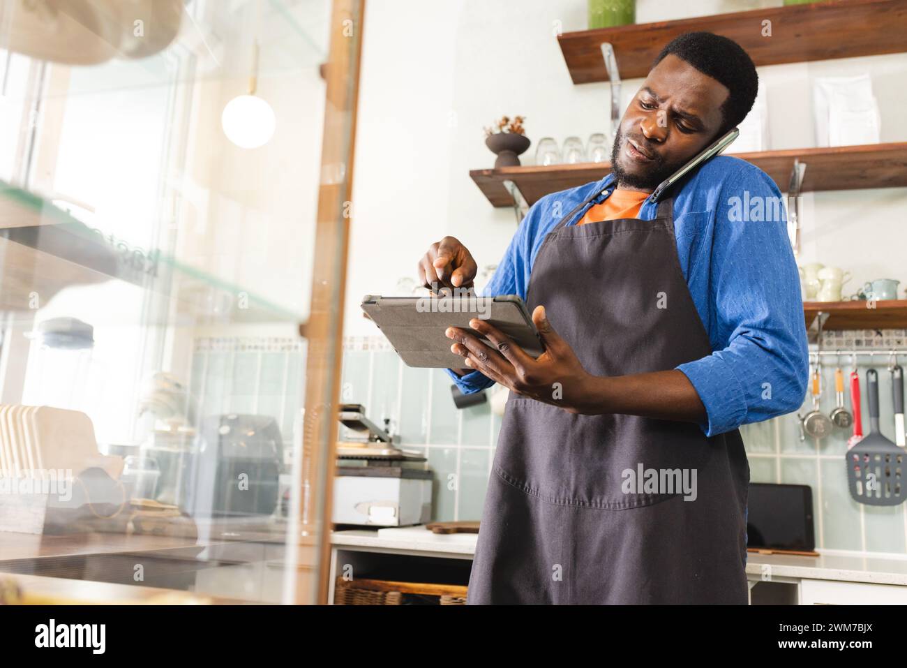 Homme afro-américain faisant l'inventaire dans un café, avec espace de copie Banque D'Images