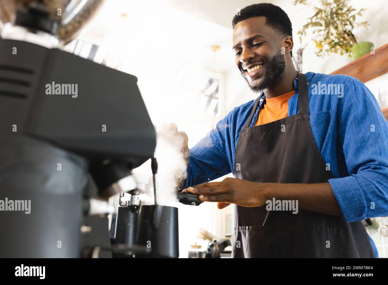 Le barista afro-américain prépare le café dans un café, avec un espace de copie Banque D'Images
