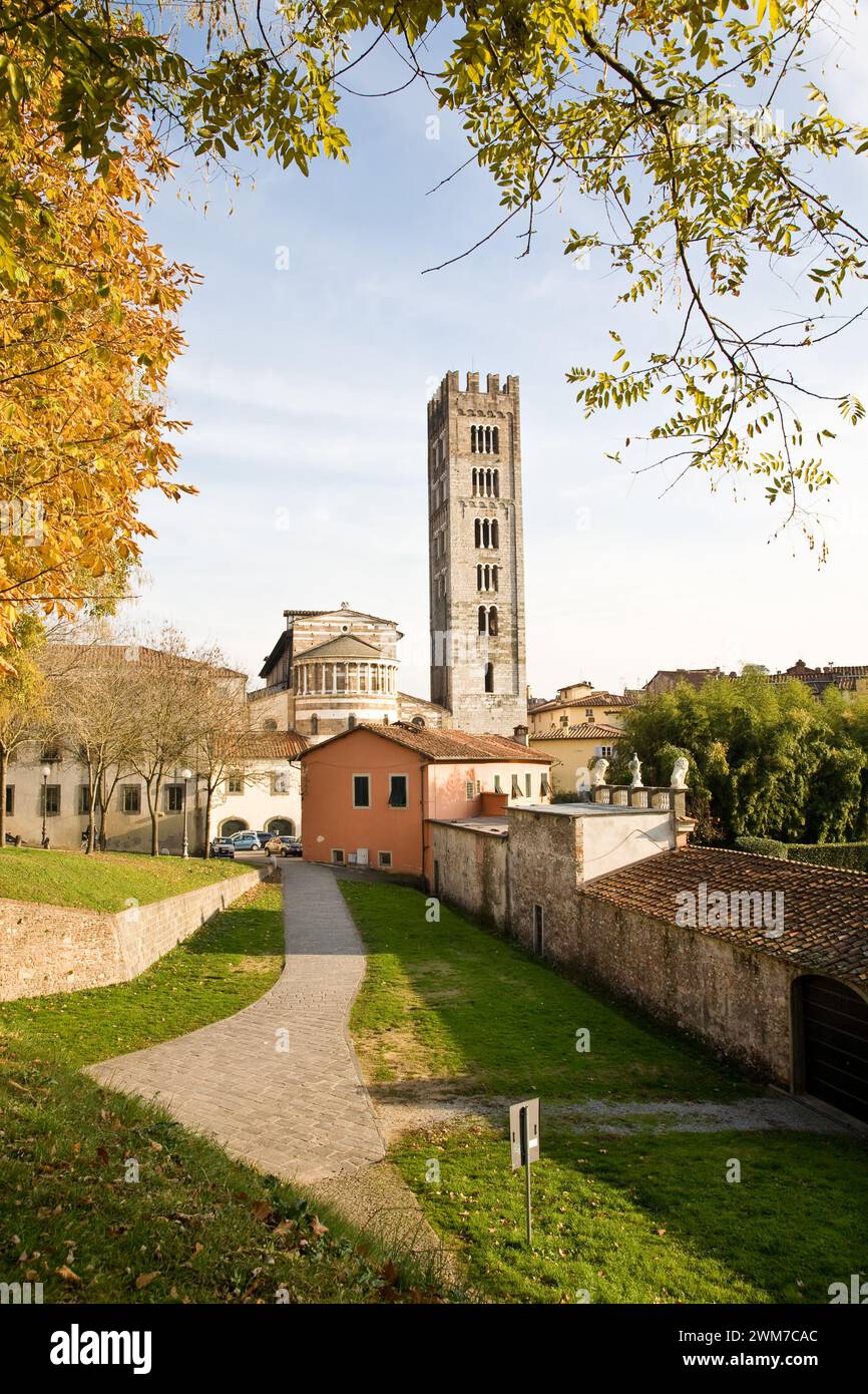 L'arrière de la basilique San Frediano dans la ville médiévale de Lucques dans le nord de la Toscane en Italie Banque D'Images