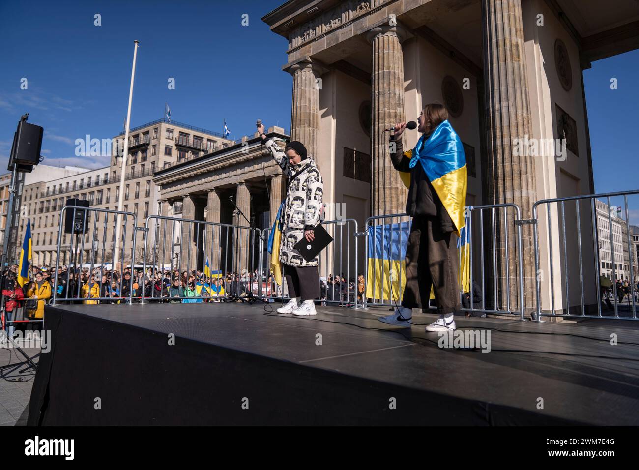 Démo à Berlin pour le deuxième anniversaire de la guerre des Russes contre l'Ukraine avec de nombreux orateurs Banque D'Images