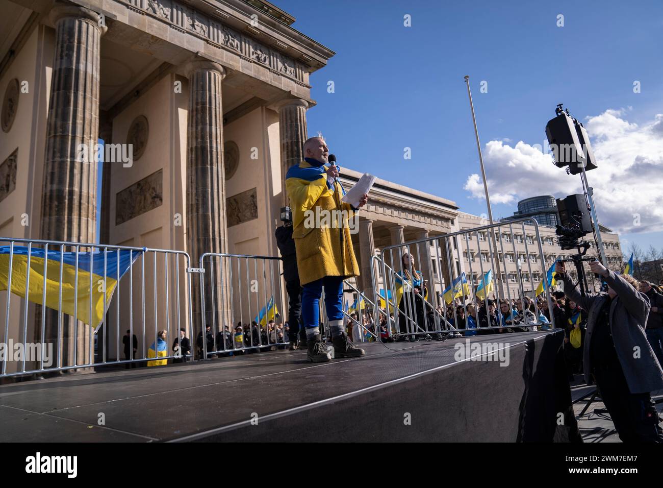 Démo à Berlin pour le deuxième anniversaire de la guerre des Russes contre l'Ukraine avec de nombreux orateurs Banque D'Images