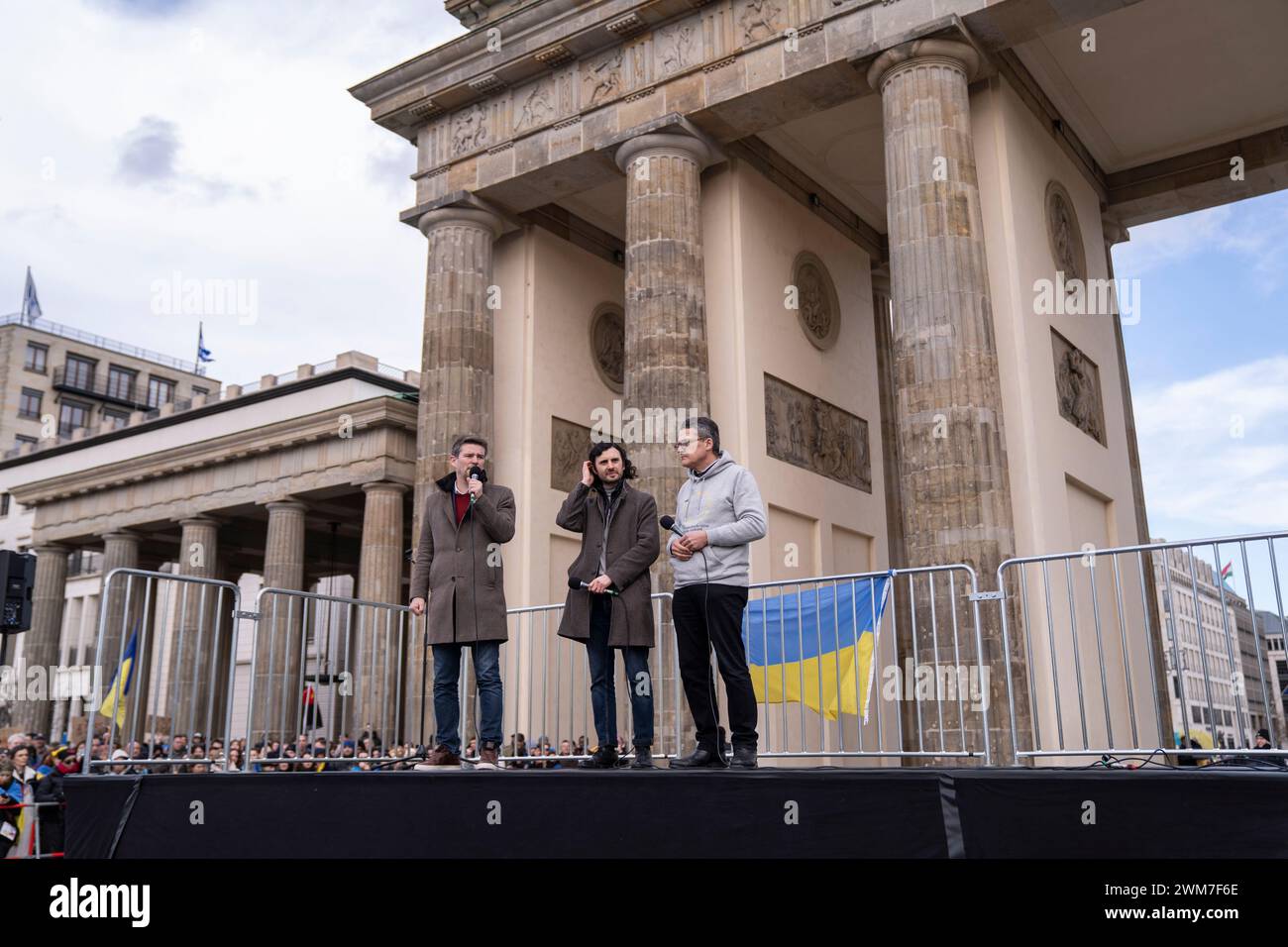 Démo à Berlin pour le deuxième anniversaire de la guerre des Russes contre l'Ukraine avec de nombreux orateurs Banque D'Images