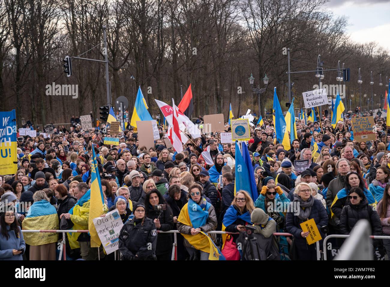 Démo à Berlin pour le deuxième anniversaire de la guerre des Russes contre l'Ukraine avec de nombreux orateurs Banque D'Images