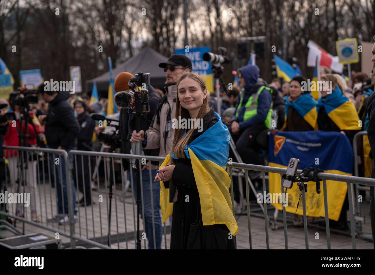 Démo à Berlin pour le deuxième anniversaire de la guerre des Russes contre l'Ukraine avec de nombreux orateurs Banque D'Images