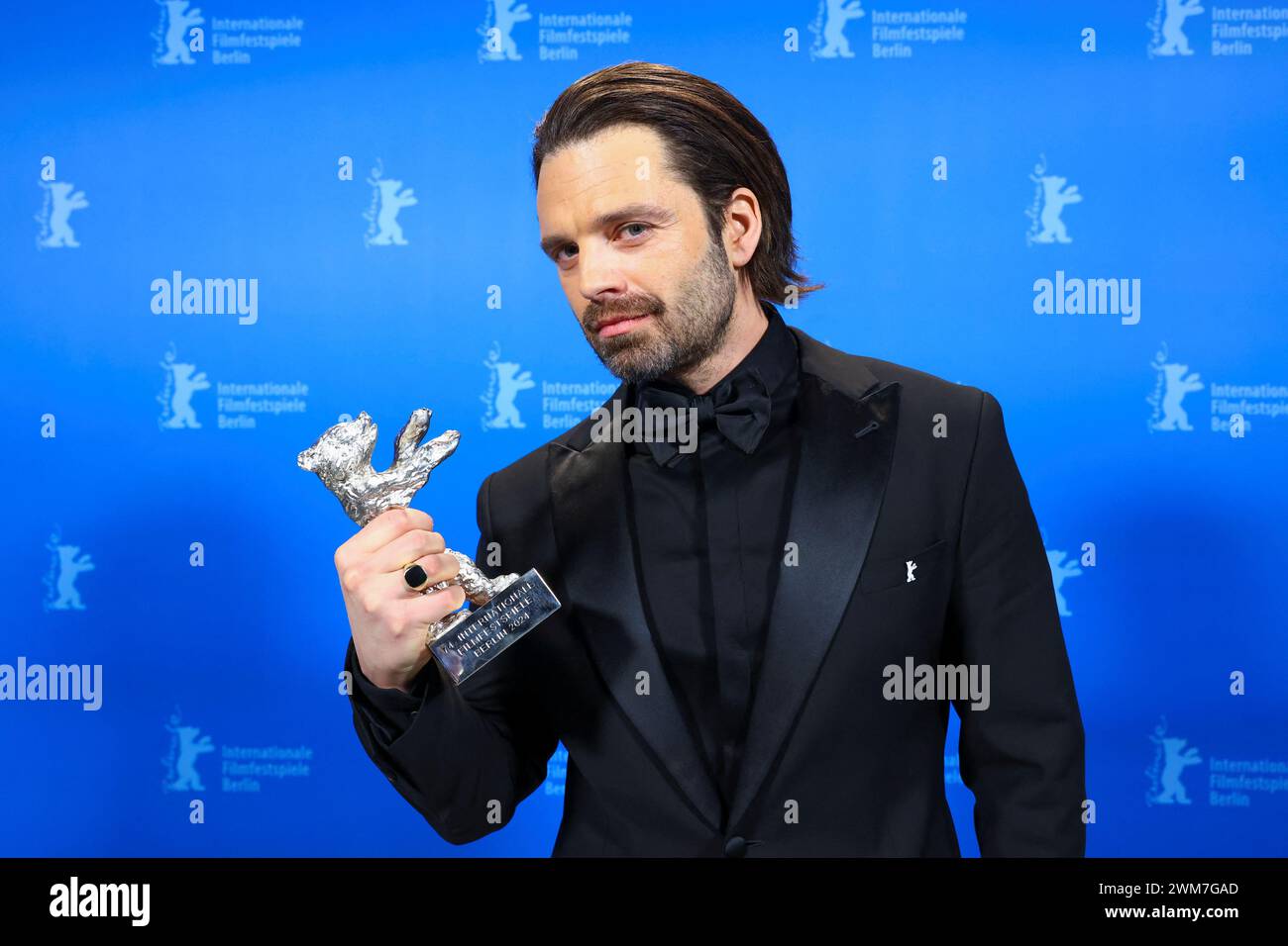 Berlin, Allemagne. 24 février 2024. Sebastian Stan pose avec l'Ours d'argent pour le meilleur acteur principal pour 'A Different Man' dans les coulisses lors de la cérémonie de remise des prix du 74e Festival international du film de Berlin. Crédit : Nadja Wohlleben/Reuters/Pool/dpa/Alamy Live News Banque D'Images