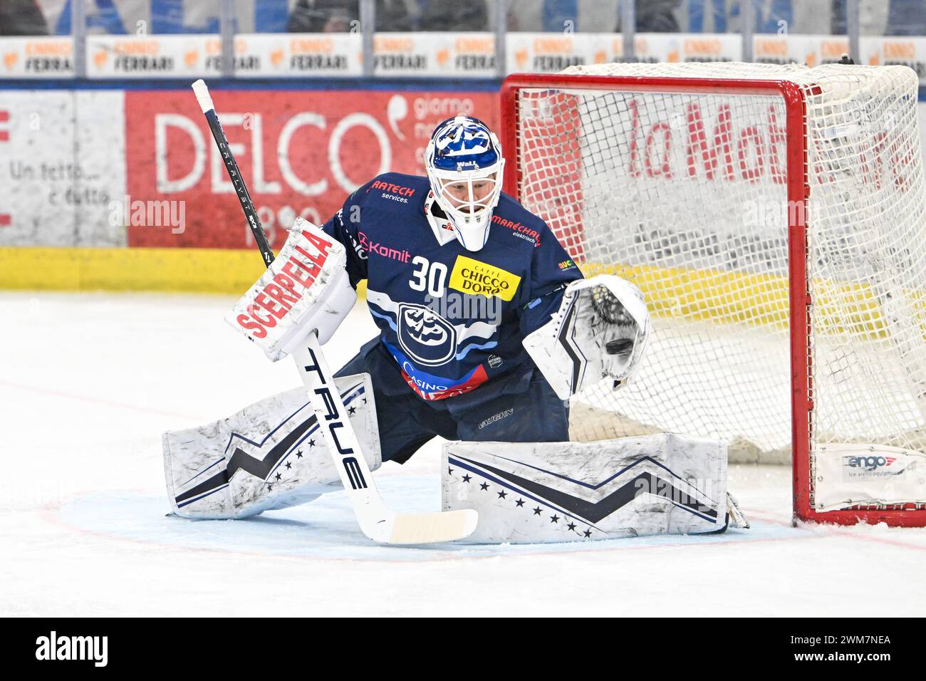 Ambri, Suisse. 24 février 2024. 24.02.2024, Ambri, Gottardo Arena, NL : HC Ambri-Piotta - HC Davos, #30 gardienne Janne Juvonen (Ambri) (photo par Andrea Branca/Just Pictures/Sipa USA) crédit : Sipa US/Alamy Live News Banque D'Images