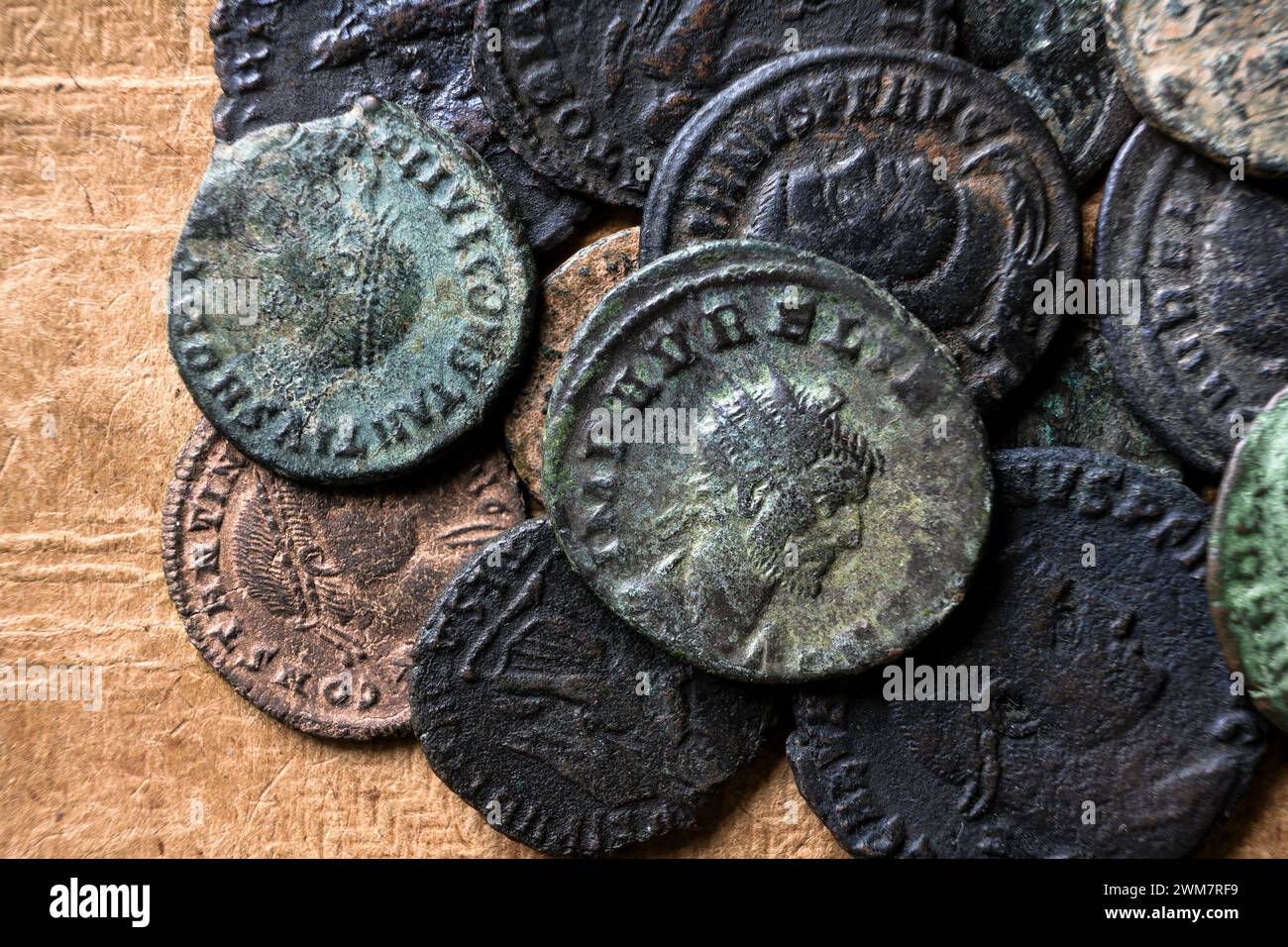 Pièces de monnaie romaines antiques avec portraits d'empereurs gros plan, pile de vieil argent en métal sur fond vintage, vue de dessus. Concept de Rome, Empire, texture, colle Banque D'Images