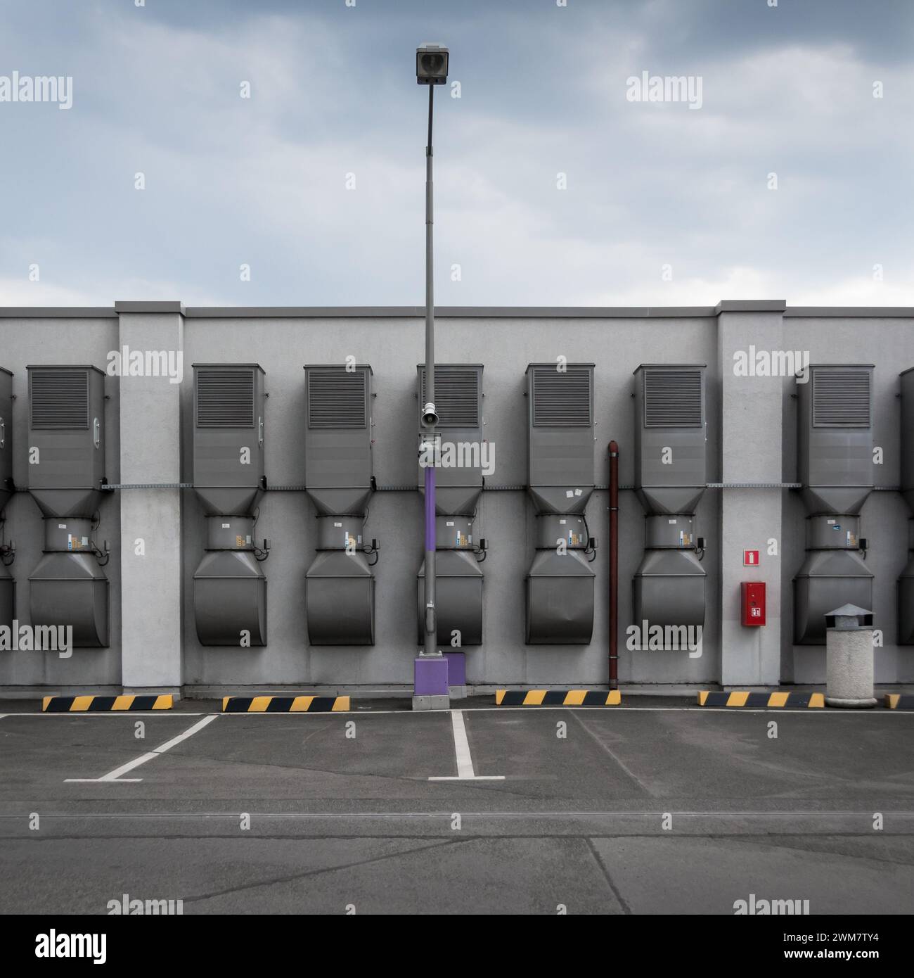 Système de ventilation au niveau du parking sur le toit. Conduits d'air métalliques montés verticalement sur le mur. Banque D'Images