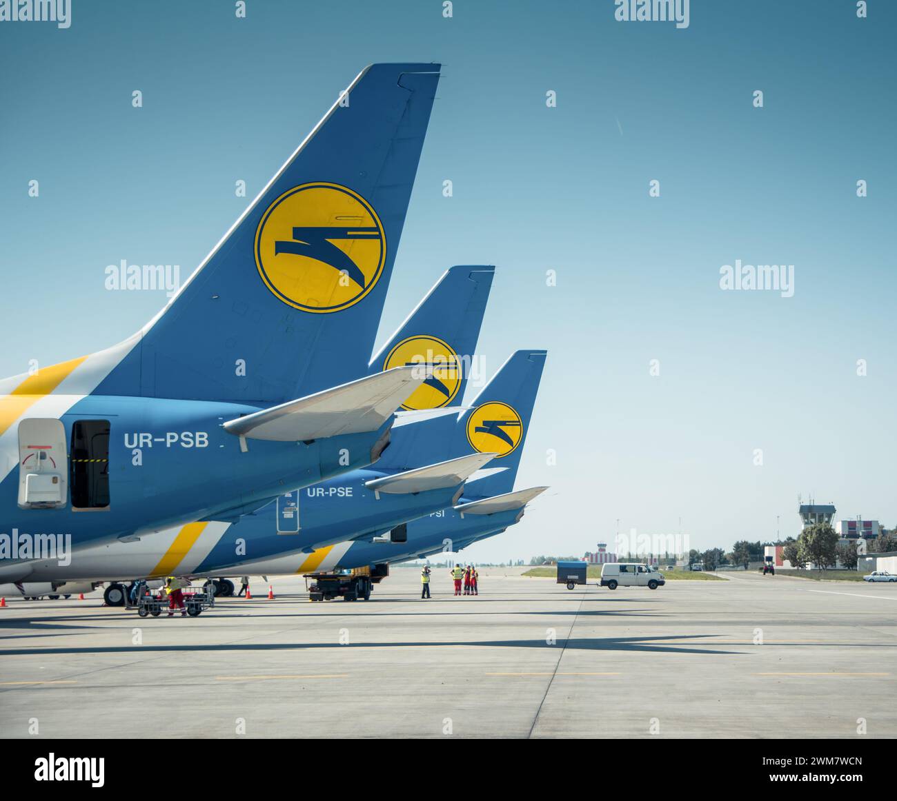 Queue des Boeing 737 de trois compagnies aériennes internationales ukrainiennes Vue latérale de trois avions debout sur le tablier. Banque D'Images