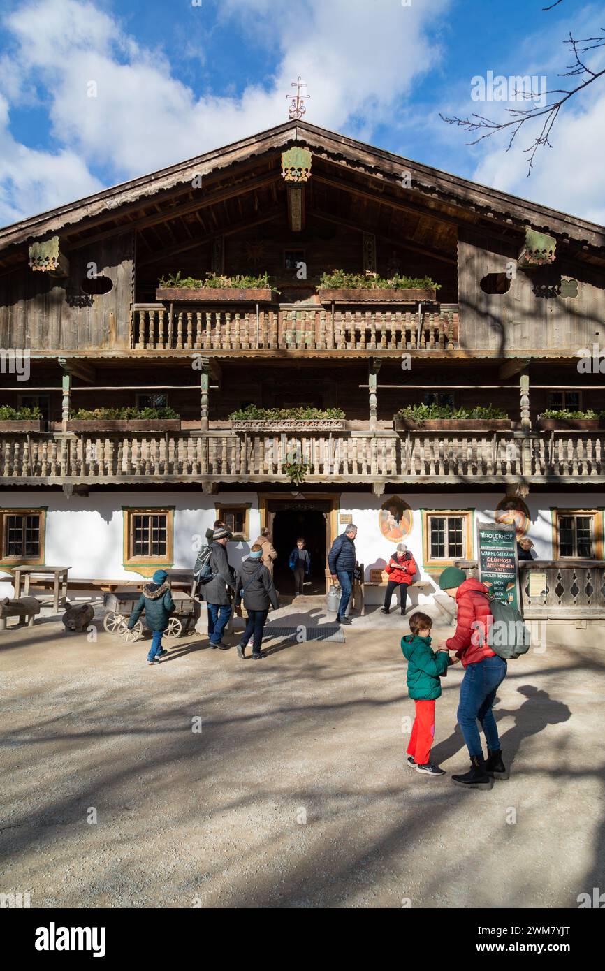 Tirolerhof, une véritable ferme de la région montagneuse du Tyrol de l'Autriche, zoo de Schönbrunn, Vienne, Autriche. Banque D'Images