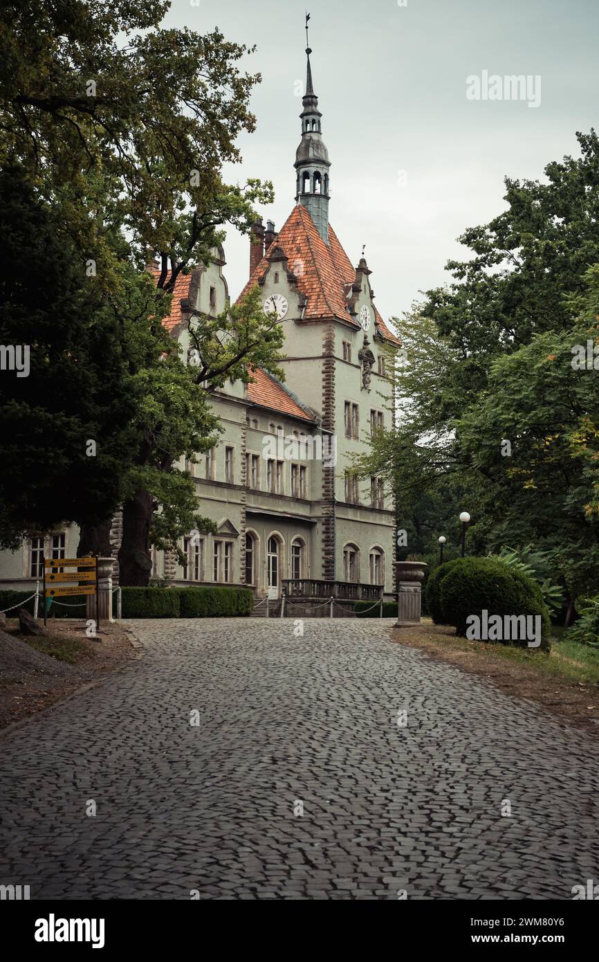 Château de Beregvár aka Palais des Comtes Schönborn un jour nuageux. Ancien bâtiment dans le parc dans la région de Transcarpathie. Banque D'Images