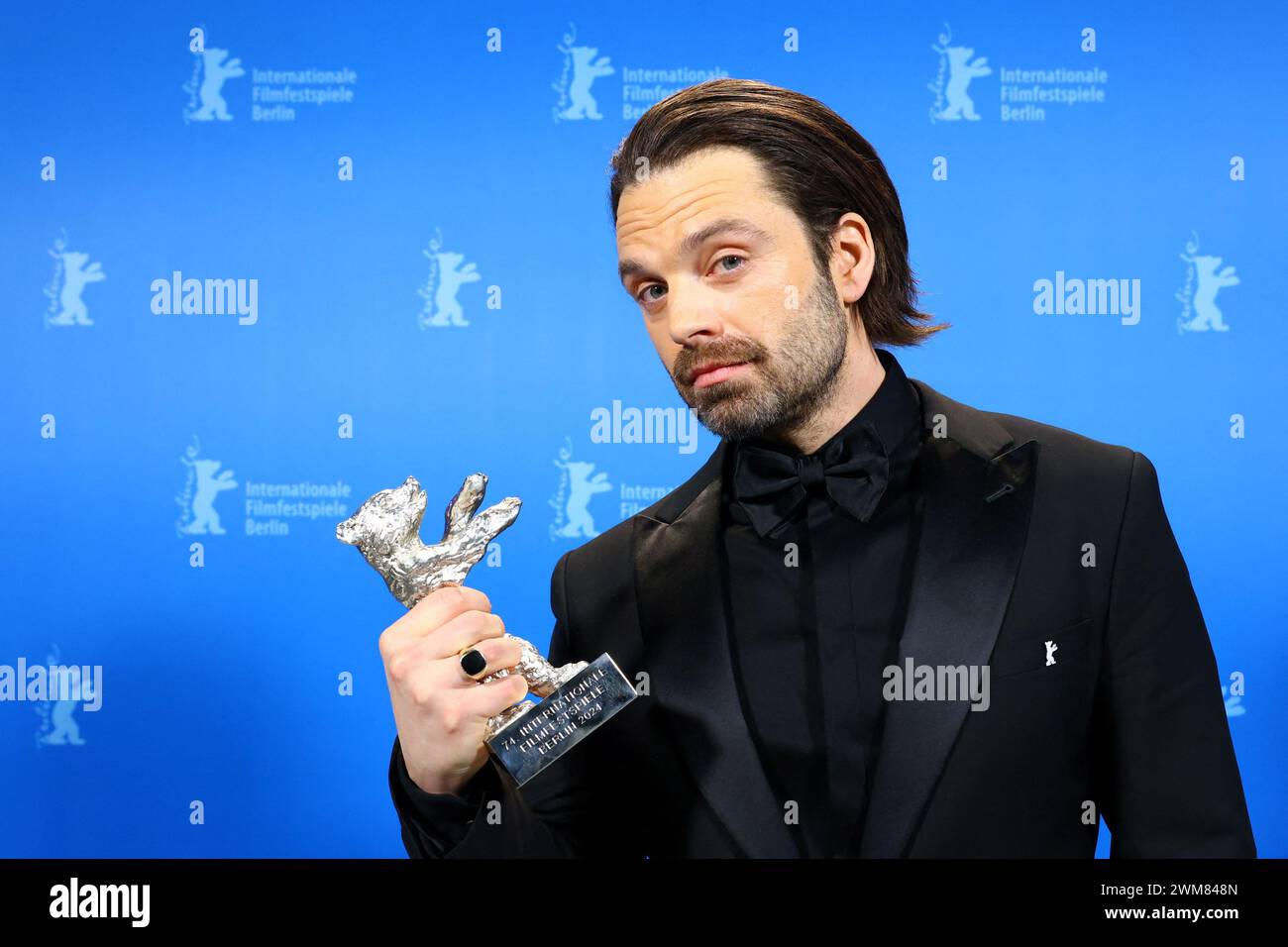 Berlin, Allemagne. 24 février 2024. Sebastian Stan pose avec l'Ours d'argent pour le meilleur acteur principal pour 'A Different Man' dans les coulisses lors de la cérémonie de remise des prix du 74e Festival international du film de Berlin. Crédit : Nadja Wohlleben/Reuters/Pool/dpa/Alamy Live News Banque D'Images