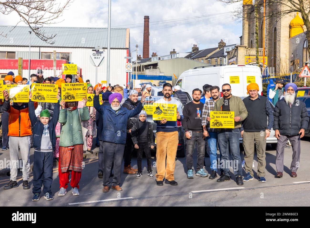 Bradford, Royaume-Uni. 24 FÉVRIER 2024. Les gens se rassemblent à Bradford pour soutenir la campagne de sauvetage du Punjab à l'extérieur de la pépinière Guru Gobind Singh, Bradford. Ils tiennent des pancartes disant pas de fermiers pas de nourriture. Crédit Milo Chandler/Alamy Live News Banque D'Images