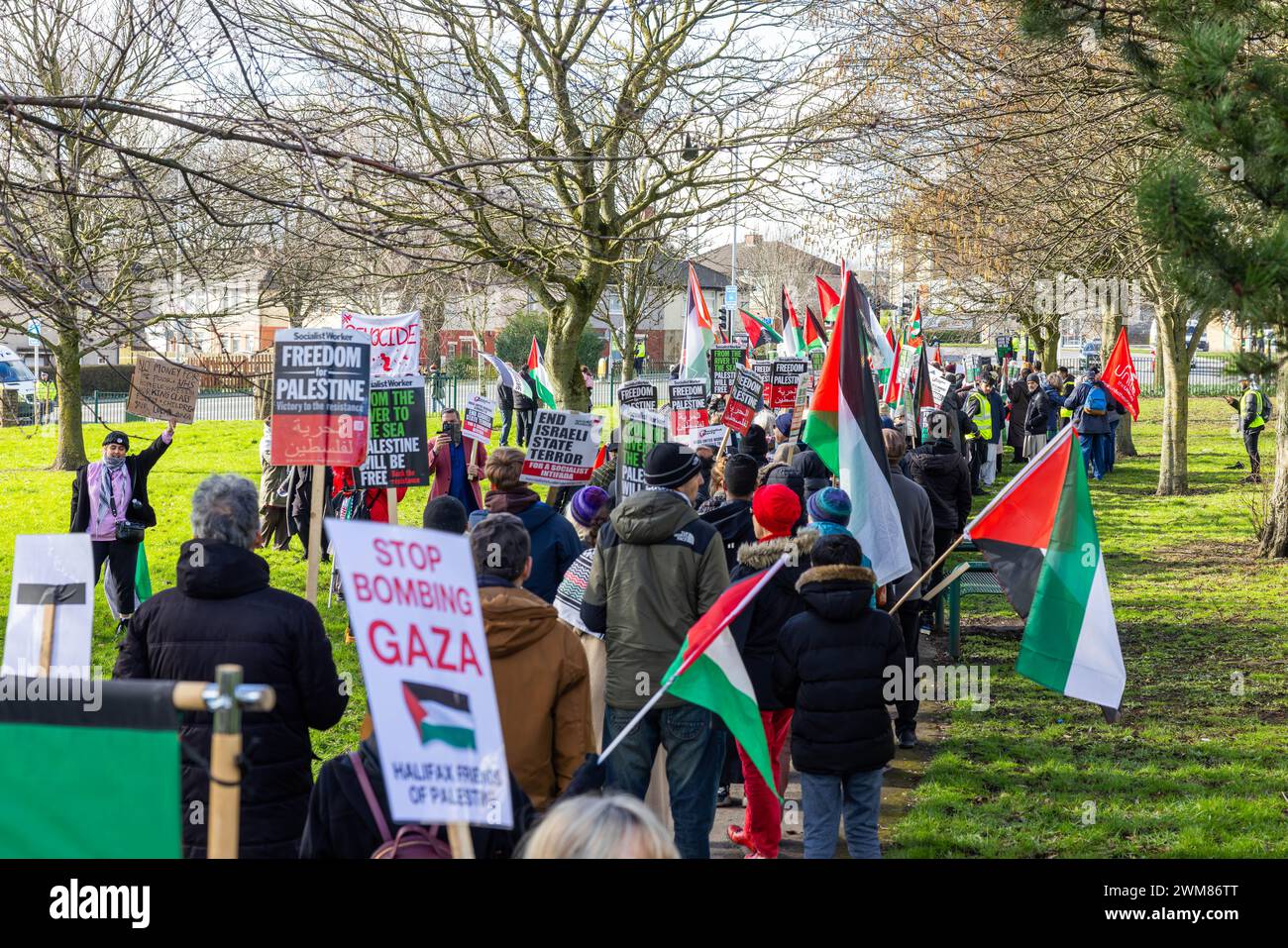 Bradford, Royaume-Uni. 24 FÉVRIER 2024. Les manifestants pro-palestiniens se rassemblent au point de départ de la marche WY palestine située à la jonction de Gipsy ST et Leeds RD. Crédit Milo Chandler/Alamy Live News Banque D'Images