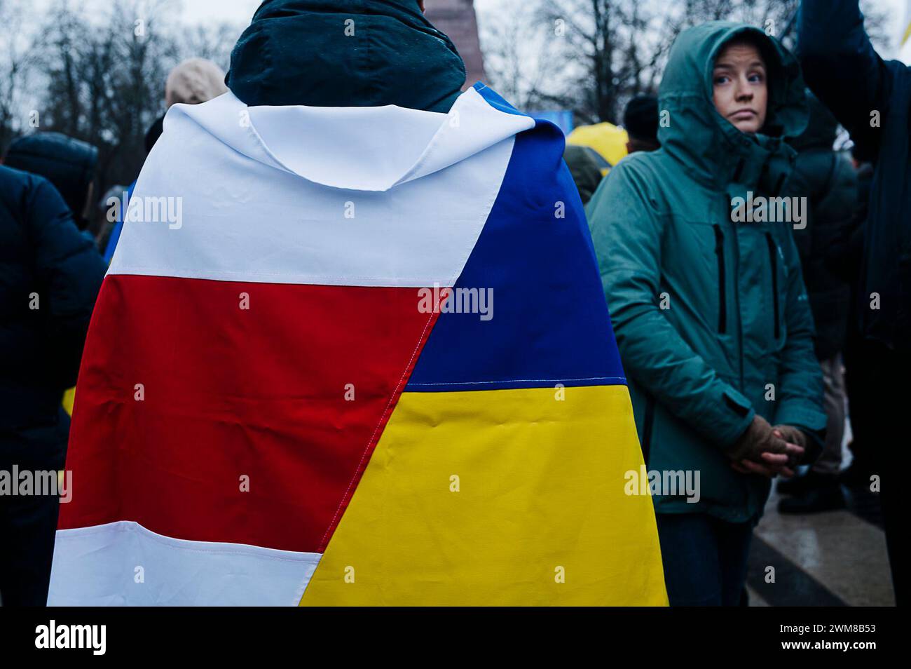 Vilnius, Lituanie. 24 février 2024. Jan Schmidt-Whitley/le Pictorium - commémoration de l'invasion de l'Ukraine à Vilnius - 24/02/2024 - lituanie/Vilnius - Un homme porte un drapeau ukrainien et biélorusse sur le dos. Quelques milliers de personnes se sont rassemblées à Vilnius pour marquer l'anniversaire de l'invasion russe de l'Ukraine. Les manifestants portaient des drapeaux lituaniens, ukrainiens et biélorusses. Crédit : LE PICTORIUM/Alamy Live News Banque D'Images