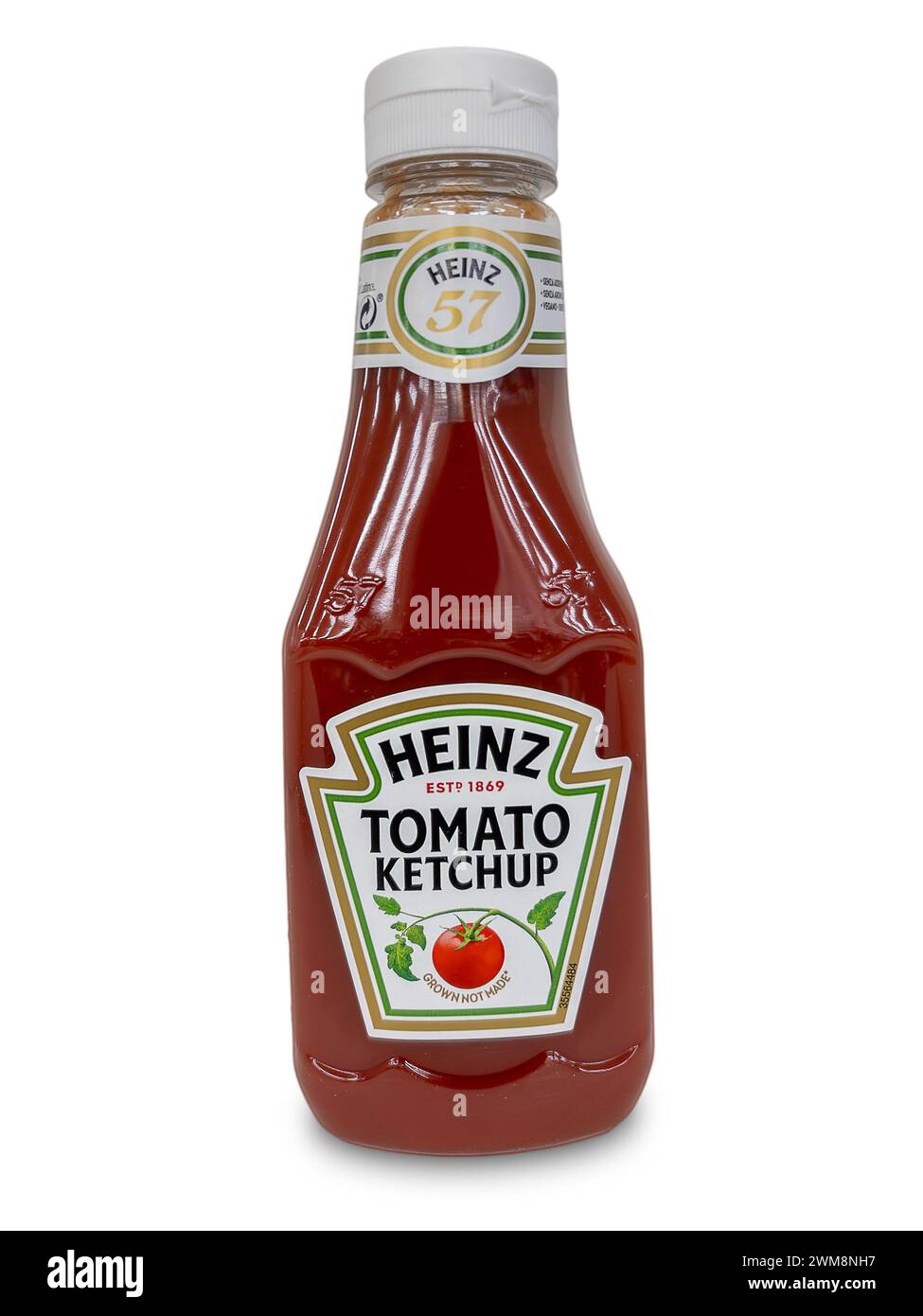 Italia - 31 janvier 2024 : sauce Heinz Tomato ketchup en bouteille plastique isolée sur blanc avec chemin de coupe inclus. Ketchup américain classique Banque D'Images
