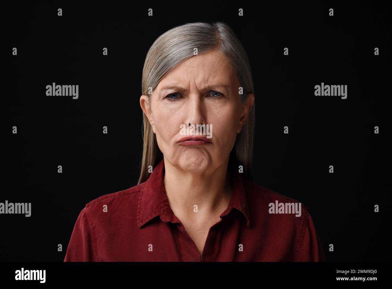 Concept de personnalité. Portrait de femme émotionnelle sur fond noir Banque D'Images