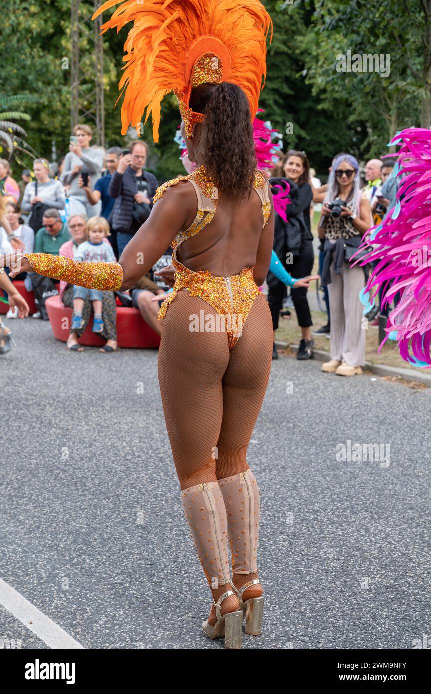 Dos d'une danseuse noire de samba brésilienne à Aarhus, Danemark, le 3 septembre 2022 Banque D'Images