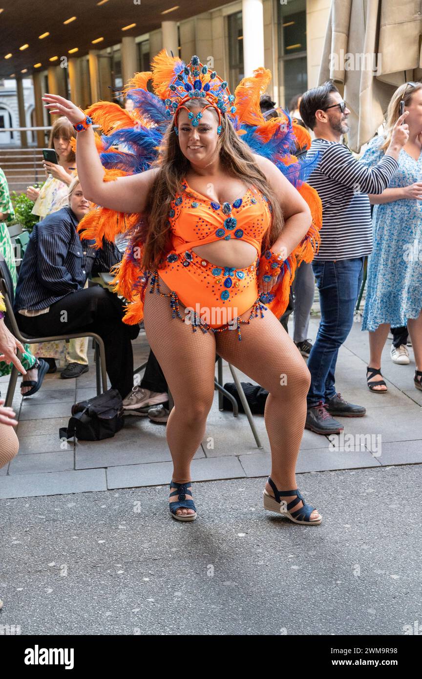 Danseuse de samba chubby à Aarhus, Danemark, le 23 septembre 2023 Banque D'Images