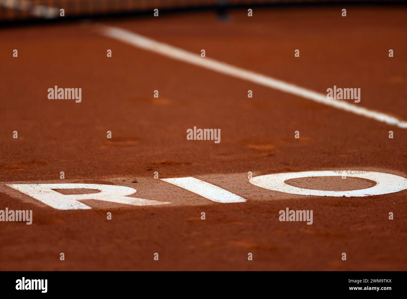24 février 2024 : Jockey Club, Brasileiro, Brésil : tournoi de tennis Rio Open, demi-finales ; logo de Rio Open sur la surface argileuse Banque D'Images
