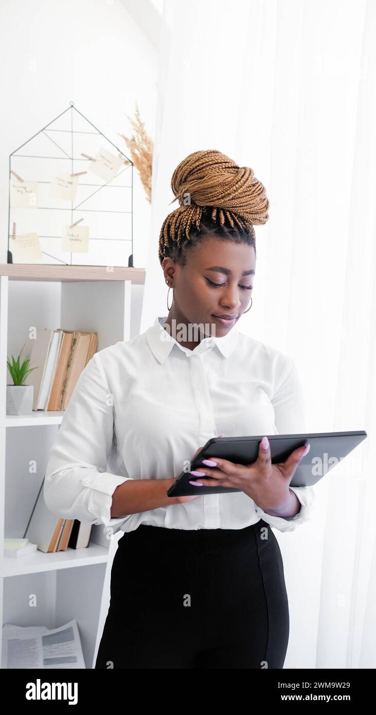 Tablette navigation en ligne surf femme confiante Banque D'Images