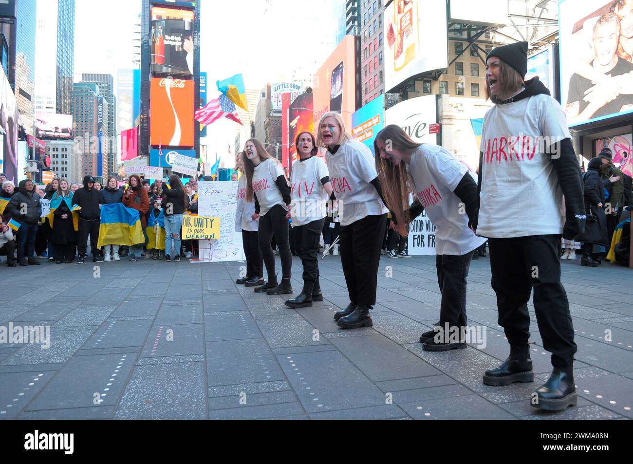 Des manifestants pro-Ukraine, portant chacun un t-shirt avec le nom d'une ville ukrainienne écrit dessus, se rassemblent à Times Square. Des manifestants se sont rassemblés à Manhattan, New York City, à l'occasion des deux ans de l'invasion russe de l'Ukraine. Les manifestants ont condamné l'invasion et se sont opposés au président russe Vladimir Poutine. Le week-end dernier, les forces russes ont capturé la ville ukrainienne orientale d'Avdiivka située sur la ligne de front. La perte de la ville survient alors qu'un paquet d'aide de 60 milliards de dollars pour l'Ukraine de la part des États-Unis a été bloqué à la suite de désaccords au Congrès. Président ukrainien, Volodymyr Zelen Banque D'Images