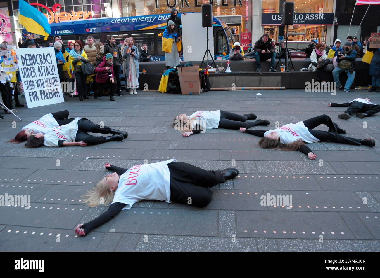 Des manifestants pro-Ukraine, portant chacun un t-shirt avec le nom d'une ville ukrainienne écrit dessus, organisent une manifestation « die-in » à Times Square. Des manifestants se sont rassemblés à Manhattan, New York City, à l'occasion des deux ans de l'invasion russe de l'Ukraine. Les manifestants ont condamné l'invasion et se sont opposés au président russe Vladimir Poutine. Le week-end dernier, les forces russes ont capturé la ville ukrainienne orientale d'Avdiivka située sur la ligne de front. La perte de la ville survient alors qu'un paquet d'aide de 60 milliards de dollars pour l'Ukraine de la part des États-Unis a été bloqué à la suite de désaccords au Congrès. Presi ukrainien Banque D'Images