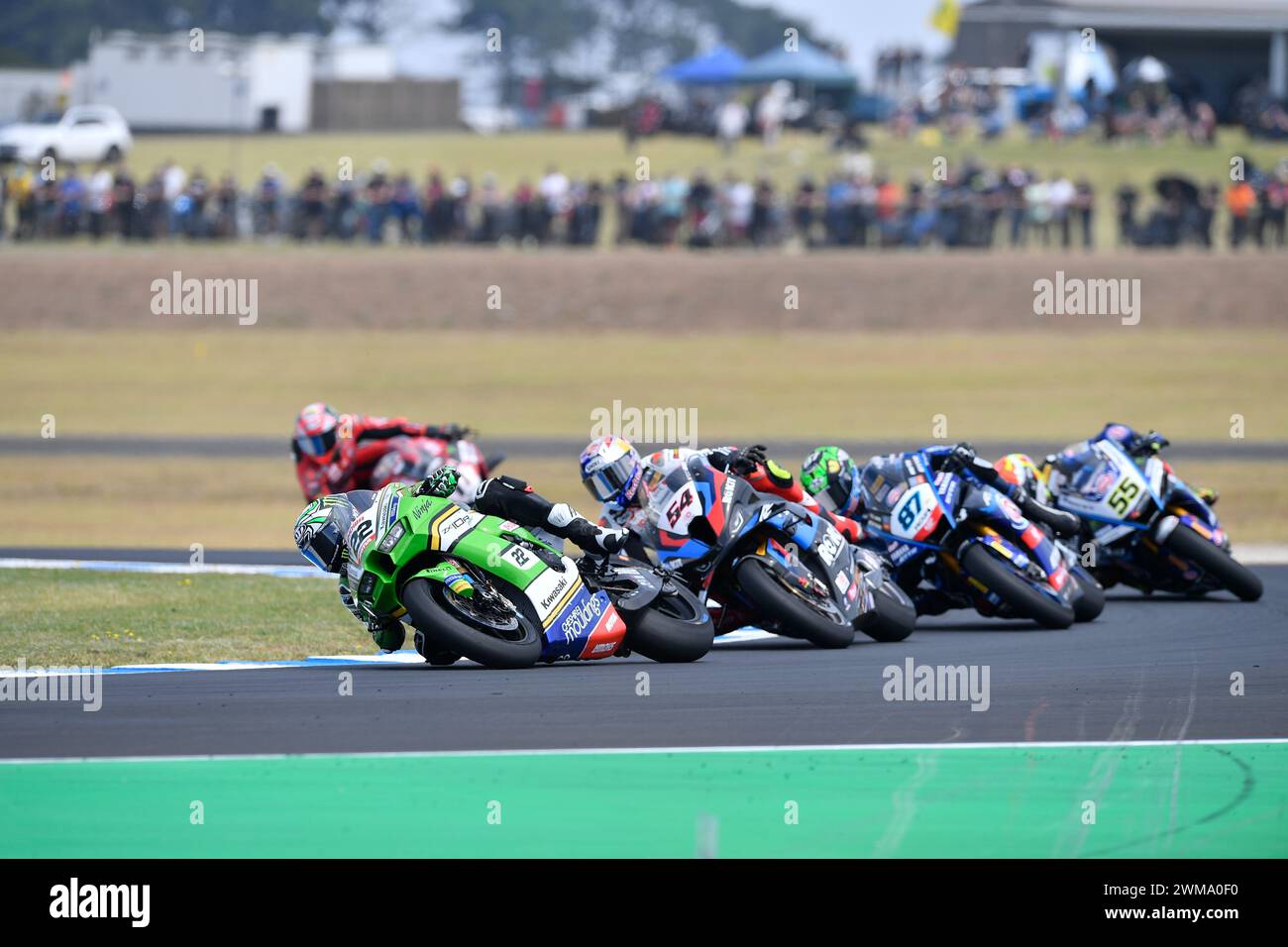 MELBOURNE, AUSTRALIE. 25 février 2024. Alex Lowes(22), de Grande-Bretagne, pilotant la Kawasaki ZX-10RR pour Kawasaki Racing Team WorldSBK, mène la Tissot Superpole devant Toprak Razgatlioglu(54), de Turquie, pilotant la BMW M1000 RR pour ROKiT BMW Motorrad WorldSBK Team lors de l'ouverture du Championnat du monde Superbike 2024 au Phillip Island circuit. Crédit Karl Phillipson/Alamy Live News Banque D'Images