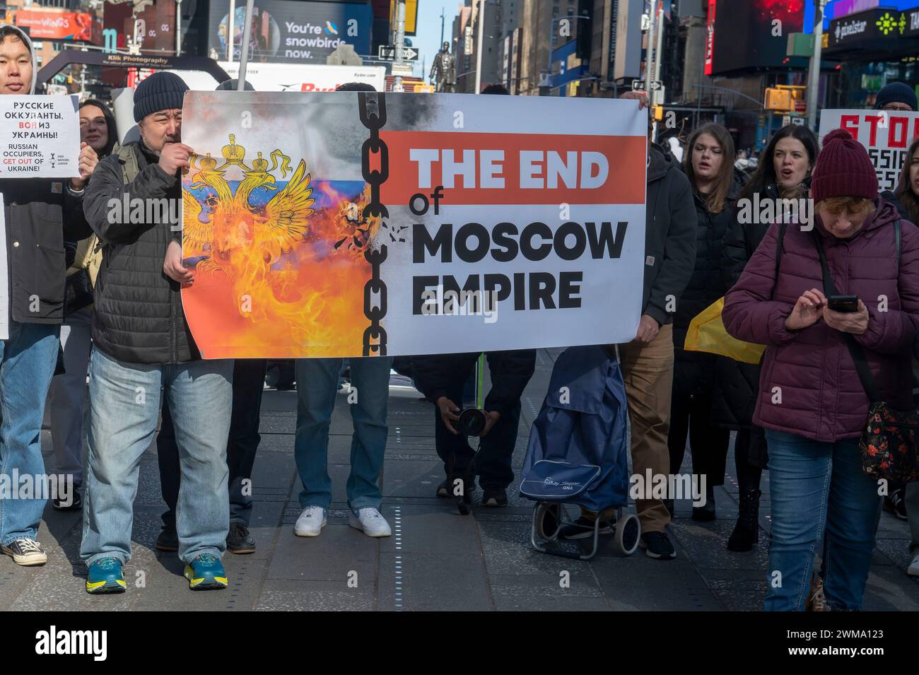 NEW YORK, NEW YORK - 24 FÉVRIER : les gens tiennent une pancarte "LA FIN DE L'EMPIRE DE MOSCOU" lors d'un rassemblement pour l'Ukraine à l'occasion du deuxième anniversaire de l'invasion russe de l'Ukraine à Times Square le 24 février 2024 à New York. Entrant dans sa troisième année, la guerre inlassable de la Russie contre l'Ukraine a soulevé des inquiétudes quant à la durée pendant laquelle les pays occidentaux continueront à fournir des armes et d'autres formes de soutien à Kiev. La fourniture de munitions, d’armes et de main-d’œuvre est aujourd’hui un facteur critique dans un conflit qui a fait plus d’un demi-million de victimes et provoqué des déplacements massifs de civils. Banque D'Images