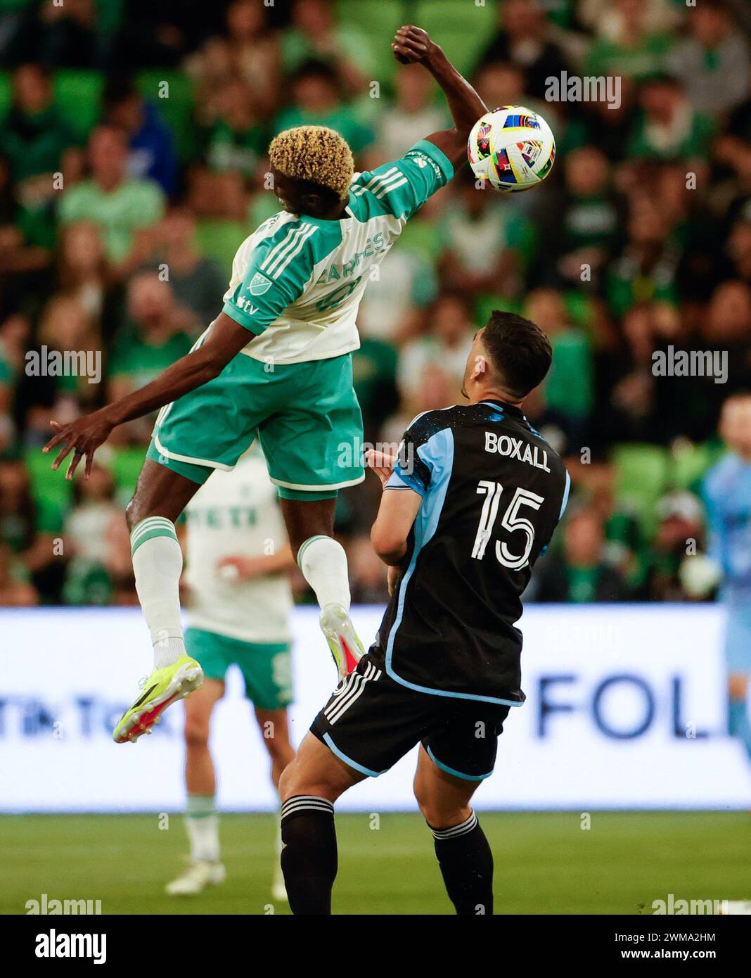 24 février 2024 : L'attaquant de l'Austin FC GYASI Zardes (9 ans) dépasse le défenseur du Minnesota United MICHAEL BOXALL (15 ans) pour le ballon lors d'un match de football de la Ligue majeure le 24 février 2024. Crédit : ZUMA Press, Inc/Alamy Live News Banque D'Images