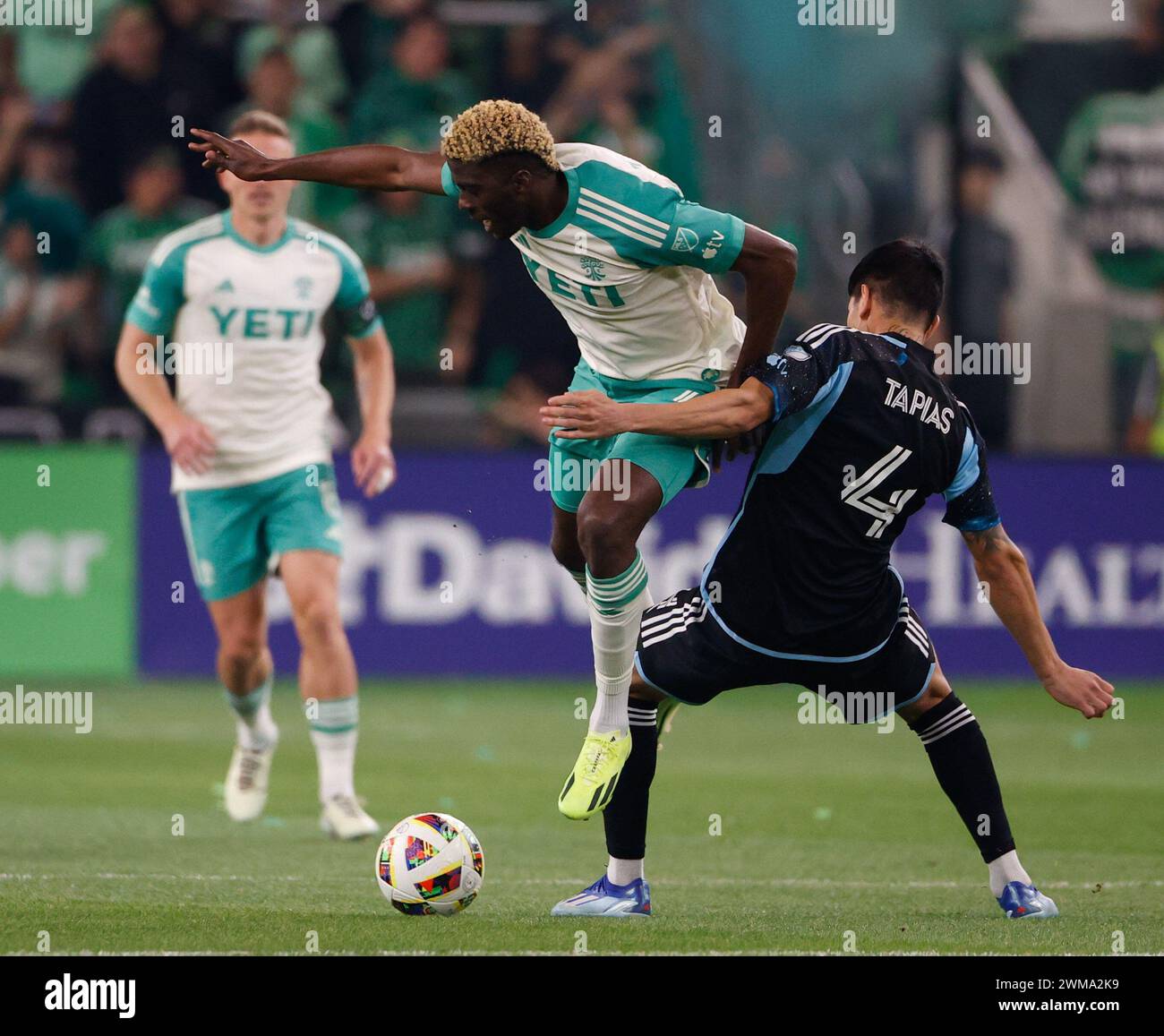 24 février 2024 : L'attaquant de l'Austin FC GYASI Zardes (9 ans) est attaqué par le défenseur du Minnesota United MIGUEL TAPIAS (4 ans) lors d'un match de Ligue majeure de football le 24 février 2024. Crédit : ZUMA Press, Inc/Alamy Live News Banque D'Images