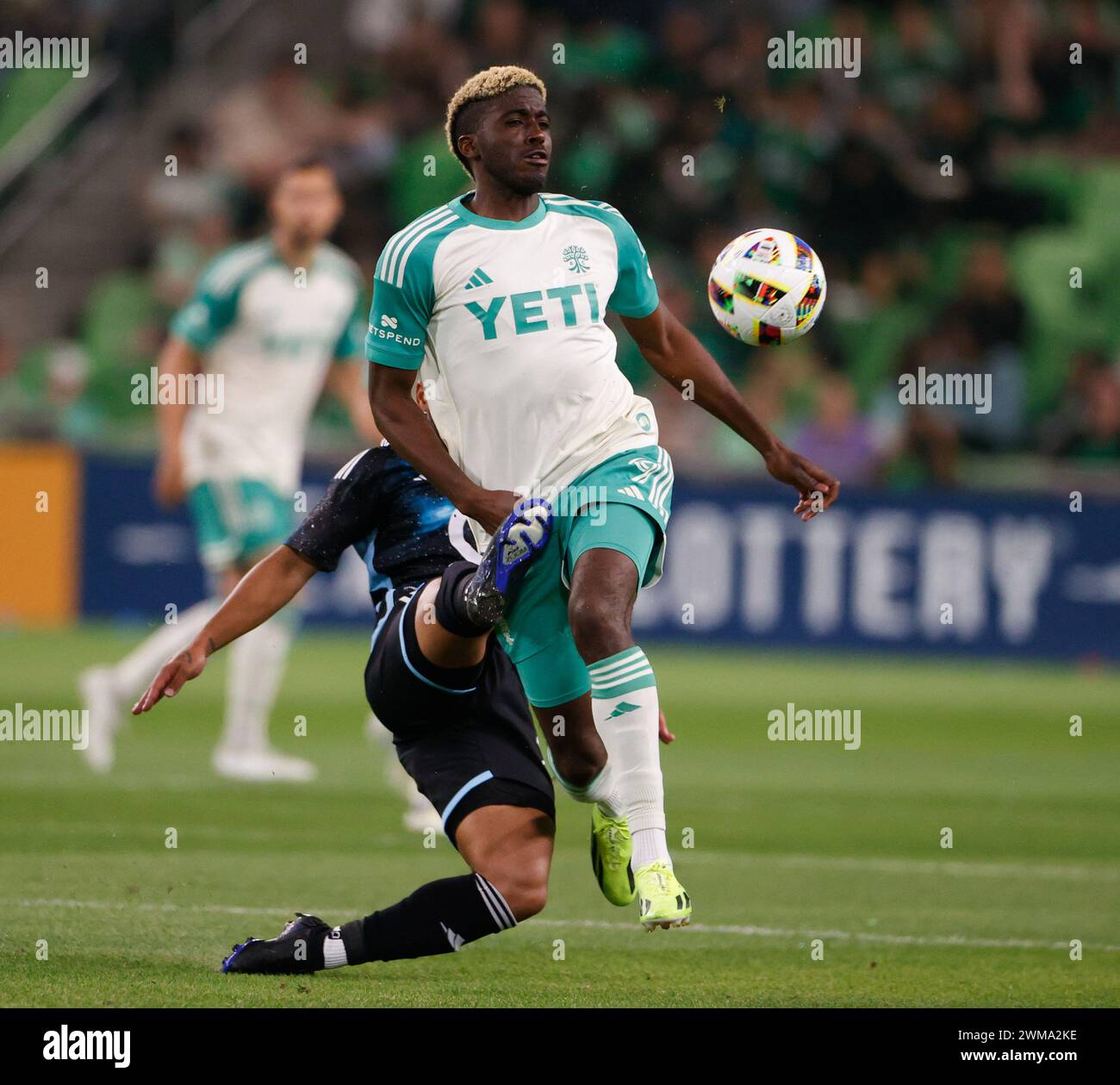 24 février 2024 : le défenseur du Minnesota United DJ TAYLOR (27 ans) chasse le ballon à l'attaquant de l'Austin FC GYASI Zardes (9 ans) lors d'un match de Ligue majeure de football le 24 février 2024. Crédit : ZUMA Press, Inc/Alamy Live News Banque D'Images