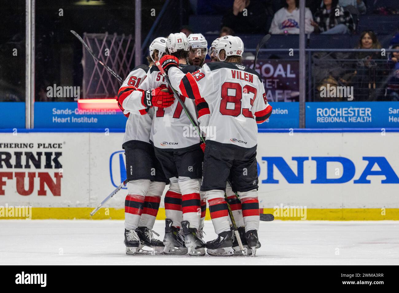 18 février 2024 : les joueurs des Comets d'Utica célèbrent un but en deuxième période contre les Américains de Rochester. Les Rochester Americans accueillent les Utica Comets dans un match de la Ligue américaine de hockey au Blue Cross Arena de Rochester, New York. (Jonathan Tenca/CSM) Banque D'Images