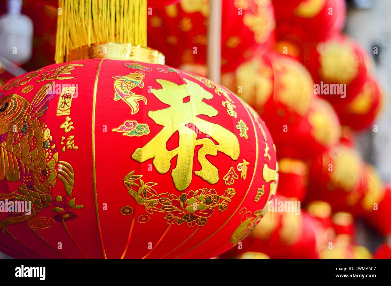 Les lanternes rouges chinoises traditionnelles suspendues devant la maison des gens pour le nouvel an lunaire, Jiangmen, province du Guangdong du sud de la Chine. Banque D'Images