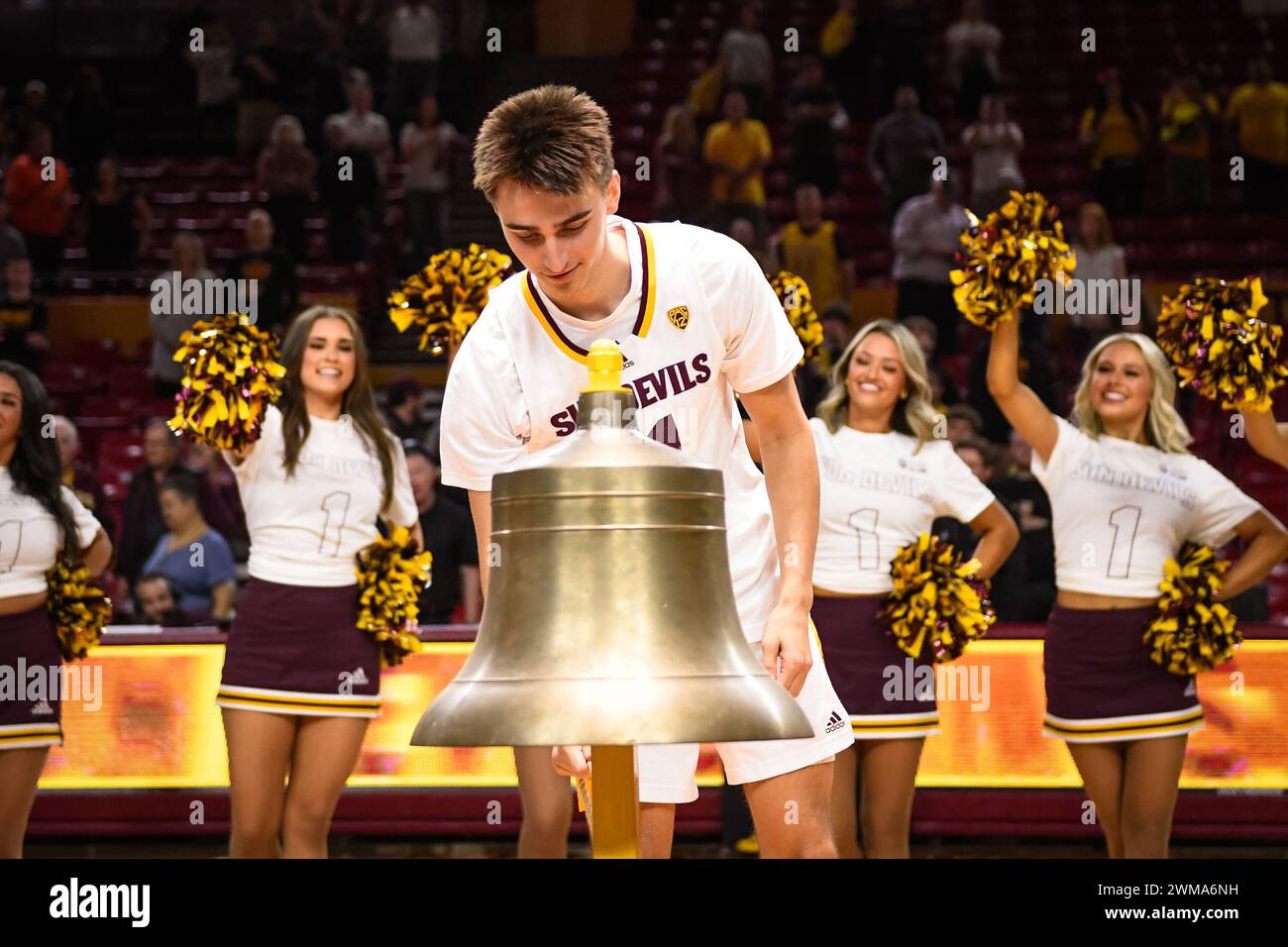 Bobby Hurley (11 ans), gardien des Sun Devils de l'Arizona State, sonne la cloche de la victoire après un match de basket-ball de la NCAA entre les Sun Devils de l'Arizona et le lavage Banque D'Images