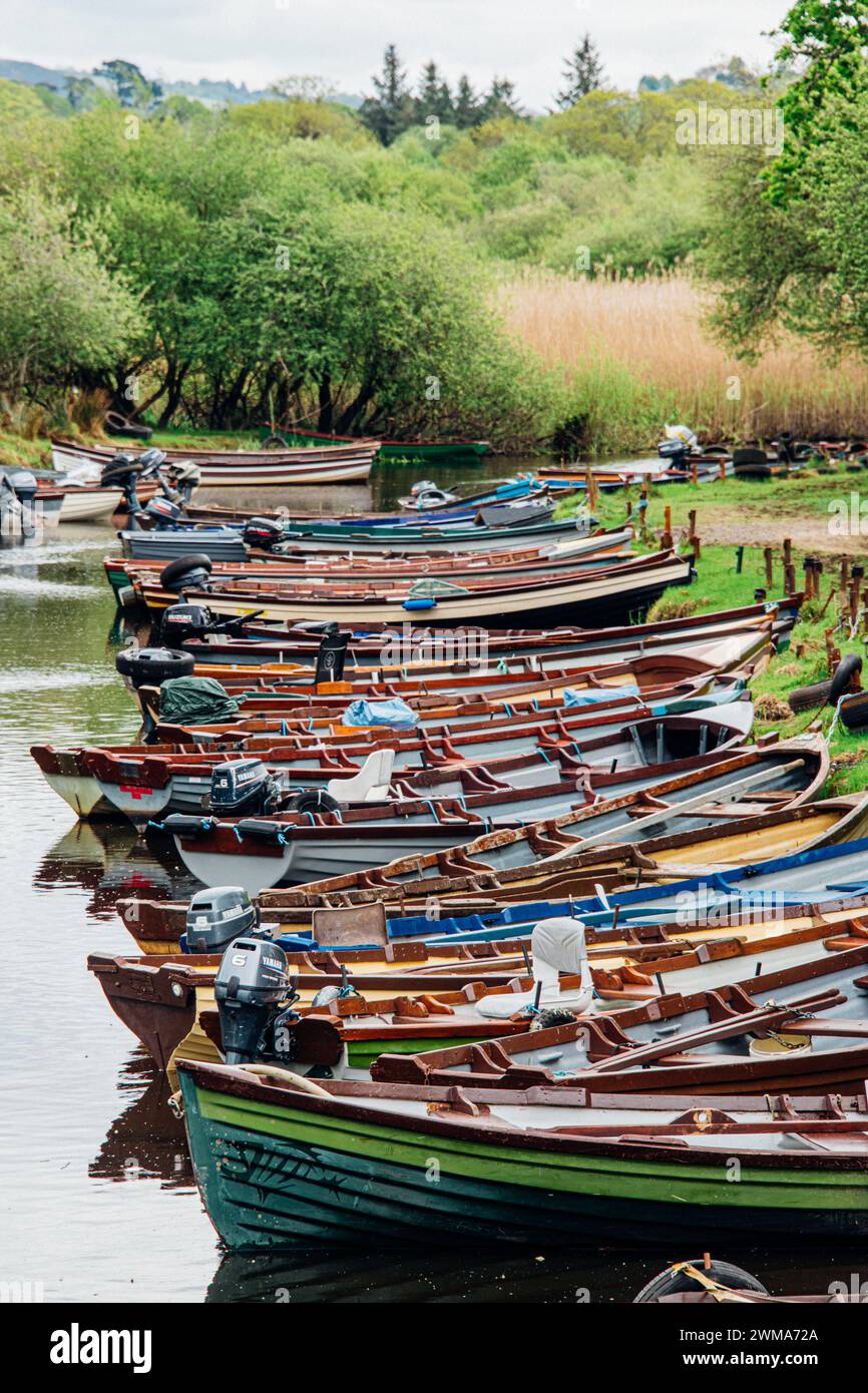 Bateaux amarrés sur la rivière dans le parc national de Killarney, Irlande. Photo de haute qualité Banque D'Images