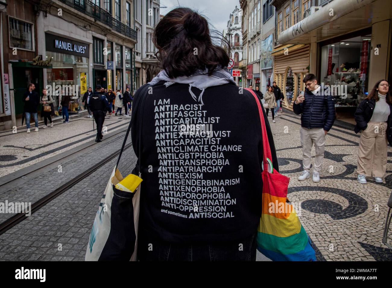 Porto, Portugal. 24 février 2024. Un manifestant portant un T-shirt contre le racisme participe à la manifestation. Les gens se sont rassemblés pour manifester contre le racisme, la xénophobie et l'extrême droite dans la ville de Porto. (Photo de Rita Franca/SOPA images/SIPA USA) crédit : SIPA USA/Alamy Live News Banque D'Images