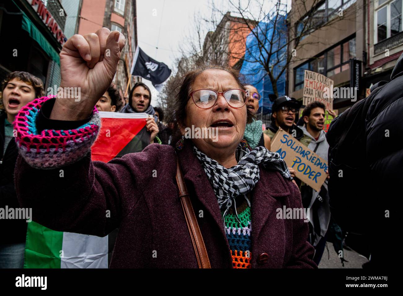 Porto, Portugal. 24 février 2024. Un manifestant chante des slogans et fait des gestes pendant la manifestation. Les gens se sont rassemblés pour manifester contre le racisme, la xénophobie et l'extrême droite dans la ville de Porto. (Photo de Rita Franca/SOPA images/SIPA USA) crédit : SIPA USA/Alamy Live News Banque D'Images