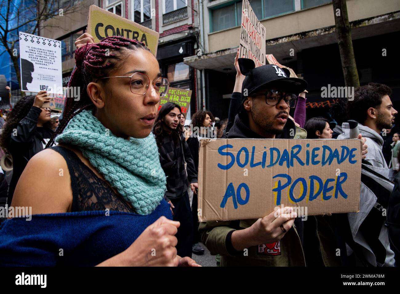 Porto, Portugal. 24 février 2024. Un manifestant avec une pancarte disant "solidarité avec le pouvoir" pendant la manifestation. Les gens se sont rassemblés pour manifester contre le racisme, la xénophobie et l'extrême droite dans la ville de Porto. (Photo de Rita Franca/SOPA images/SIPA USA) crédit : SIPA USA/Alamy Live News Banque D'Images