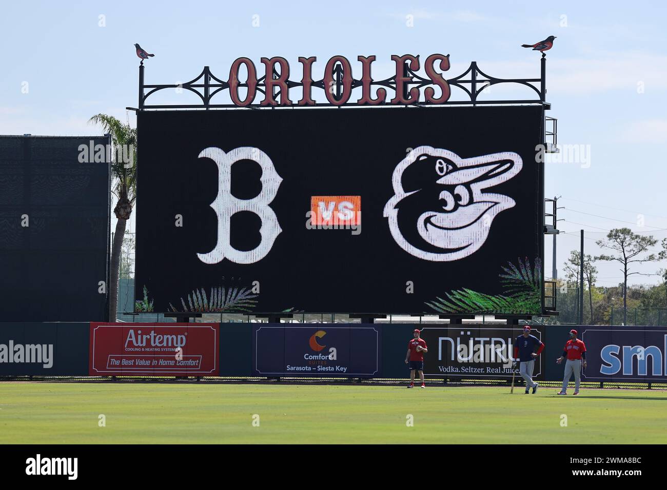 Sarasota FL USA ; Une vue générale du tableau de bord à Home Opener avant un match d'entraînement de printemps de la MLB entre les Orioles de Baltimore et les Re de Boston Banque D'Images Sarasota FL USA ; Une vue générale du tableau de bord à Home Opener avant un match d'entraînement de printemps de la MLB entre les Orioles de Baltimore et les Re de Boston Banque D'Images