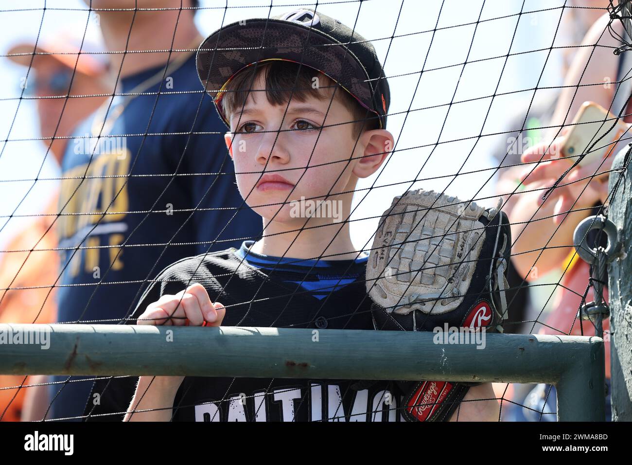 Sarasota FL USA ; Un jeune fan espère un autographe convoité avant un match d'entraînement de printemps de la MLB entre les Orioles de Baltimore et les Red Sox de Boston Banque D'Images