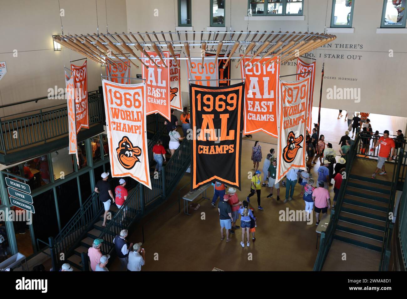 Sarasota FL USA ; Une vue générale des bannières Baltimore Orioles accrochées au stade avant le Home Opener lors d'un match d'entraînement de printemps de la MLB Banque D'Images Sarasota FL USA ; Une vue générale des bannières Baltimore Orioles accrochées au stade avant le Home Opener lors d'un match d'entraînement de printemps de la MLB Banque D'Images
