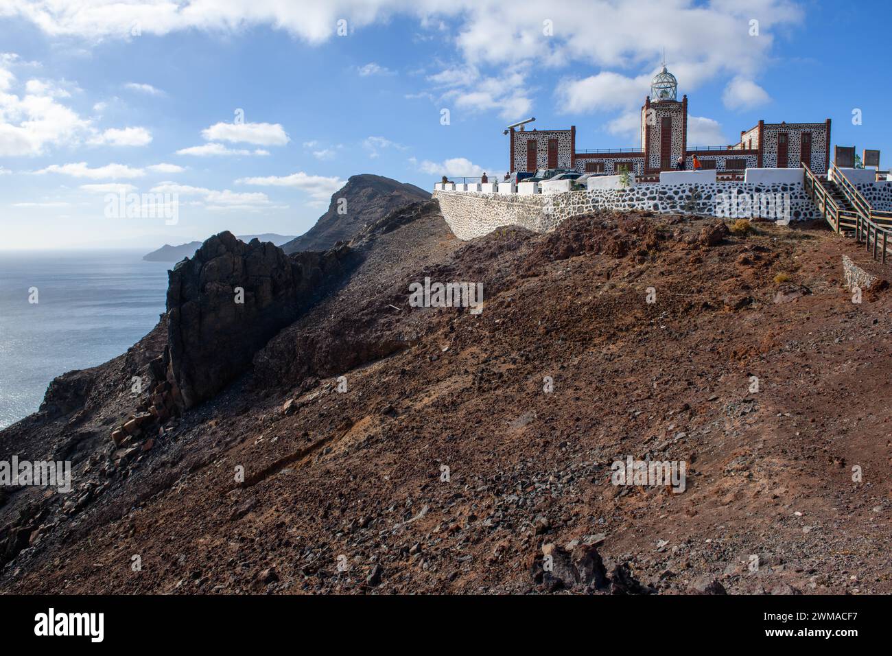 Vue depuis la plate-forme d'observation sur la falaise de roche de lave de l'éruption volcanique préhistorique et complexe de construction du phare Faro de la Entallada des années 50 Banque D'Images