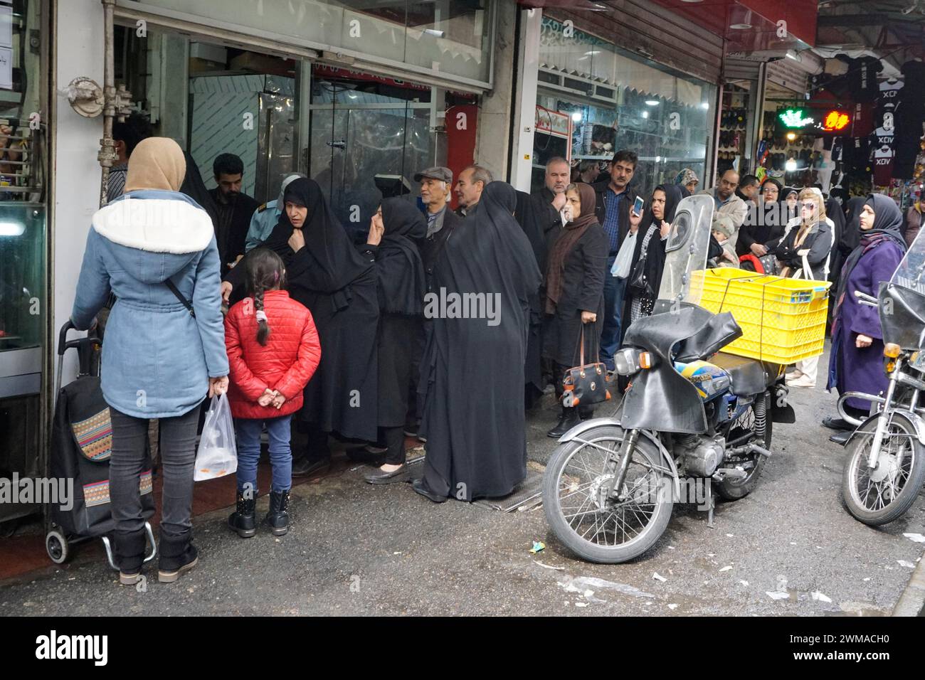 Shopping pour le prochain nouvel an persan, queue devant une boucherie dans un bazar à Téhéran, Iran, 18 mars 2019 Banque D'Images