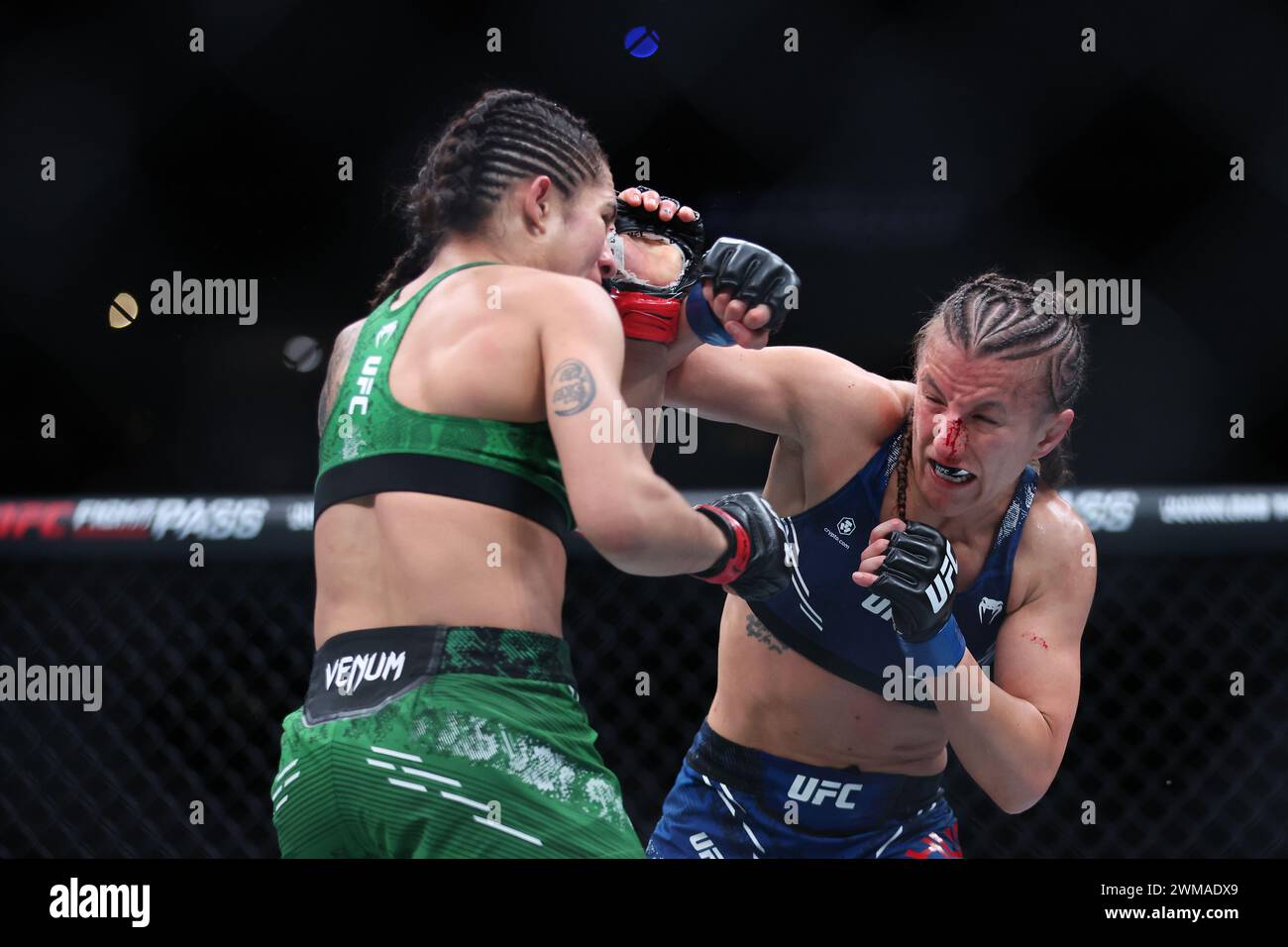 Mexico, Mexique. 24 février 2024. MEXICO CITY, MEX - 24 février : Yazmin Jauregui et Sam Hughes combattent dans le combat des poids-paille féminins à 3 tours à l'Arena CDMX pour UFC Fight Night - Mexico City le 24 février 2024 à Mexico City, Distrito Federal, Mexique. (Photo par Alejandro Salazar/AG Fight) crédit : Sipa USA/Alamy Live News Banque D'Images