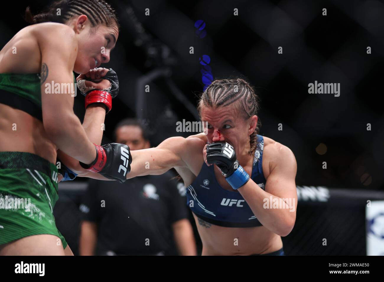 Mexico, Mexique. 24 février 2024. MEXICO CITY, MEX - 24 février : Yazmin Jauregui et Sam Hughes combattent dans le combat des poids-paille féminins à 3 tours à l'Arena CDMX pour UFC Fight Night - Mexico City le 24 février 2024 à Mexico City, Distrito Federal, Mexique. (Photo par Alejandro Salazar/AG Fight) crédit : Sipa USA/Alamy Live News Banque D'Images