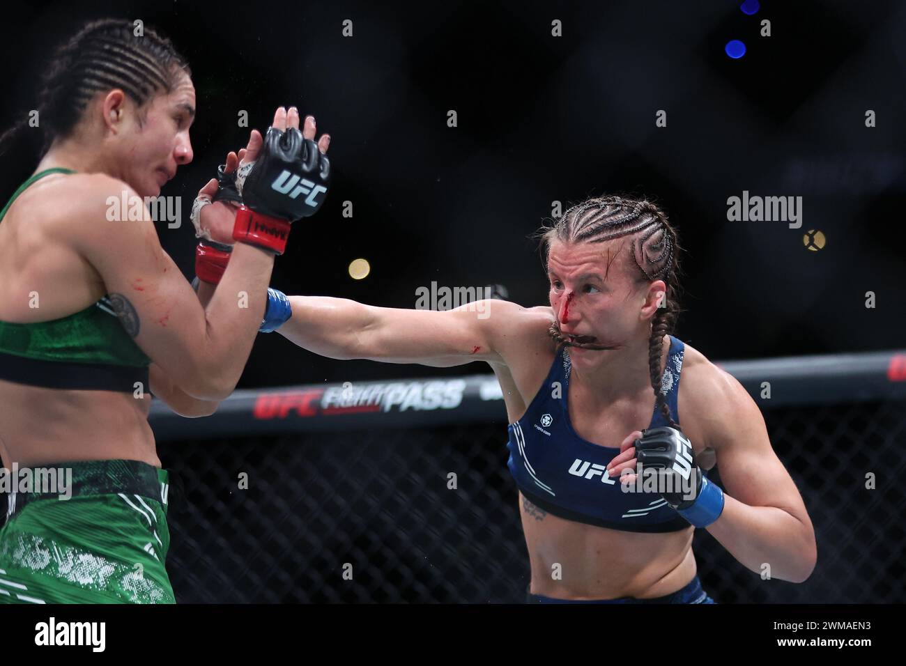 Mexico, Mexique. 24 février 2024. MEXICO CITY, MEX - 24 février : Yazmin Jauregui et Sam Hughes combattent dans le combat des poids-paille féminins à 3 tours à l'Arena CDMX pour UFC Fight Night - Mexico City le 24 février 2024 à Mexico City, Distrito Federal, Mexique. (Photo par Alejandro Salazar/AG Fight) crédit : Sipa USA/Alamy Live News Banque D'Images