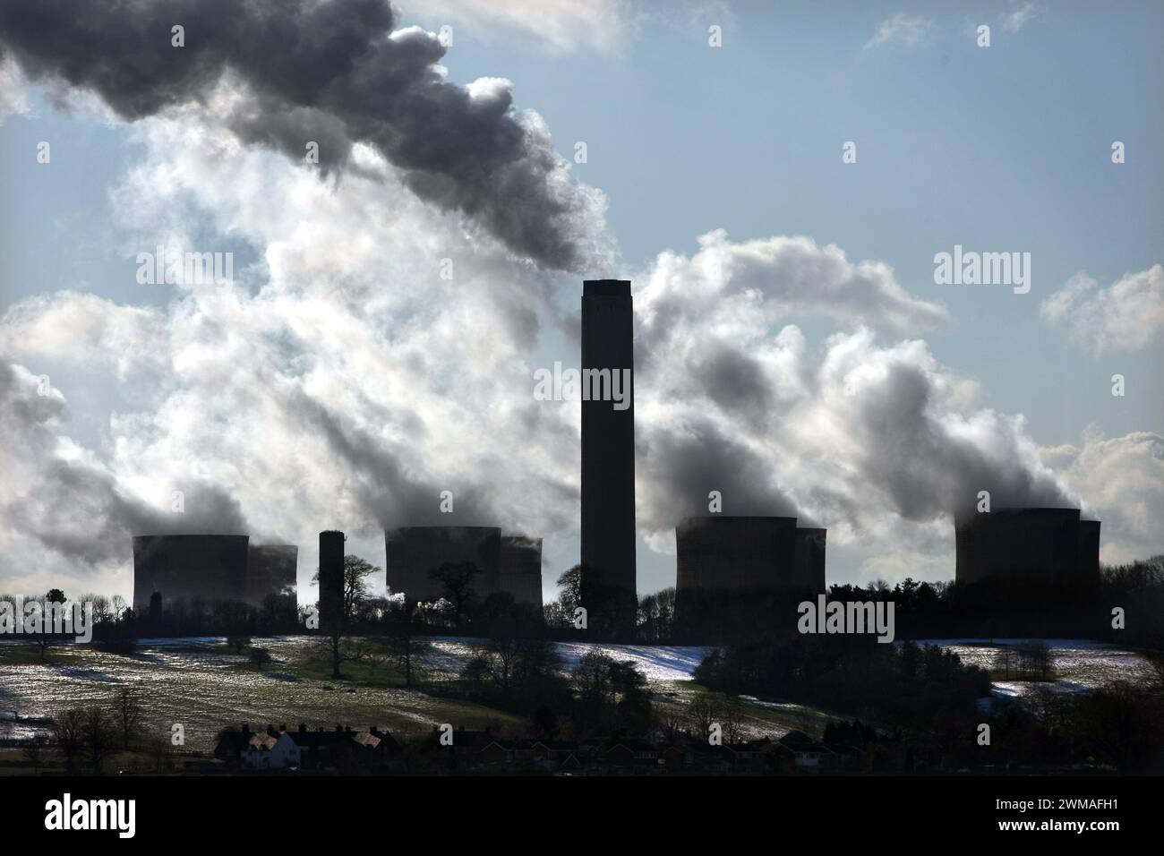 Photo du dossier photo datée du 10/02/09 de fumée sortant des cheminées à la centrale électrique de Ratcliffe on Soar près de Nottingham. Le gouvernement écossais a été accusé d'"abandonner" le leadership climatique alors que son bilan environnemental a été attaqué par le Labour. Une querelle a éclaté au cours de la semaine écoulée alors que le premier ministre Humza Yousaf critiquait les plans travaillistes visant à étendre la taxe exceptionnelle sur les géants de l'énergie. Date d'émission : dimanche 25 février 2024. Banque D'Images