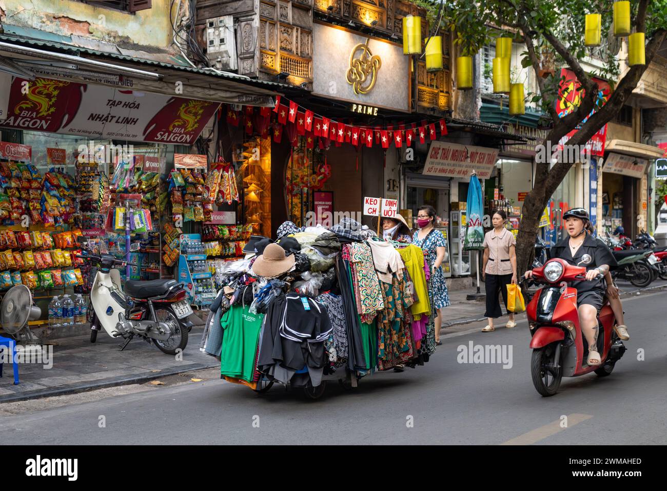 Rues animées du vieux quartier à Hanoi, Vietnam Banque D'Images