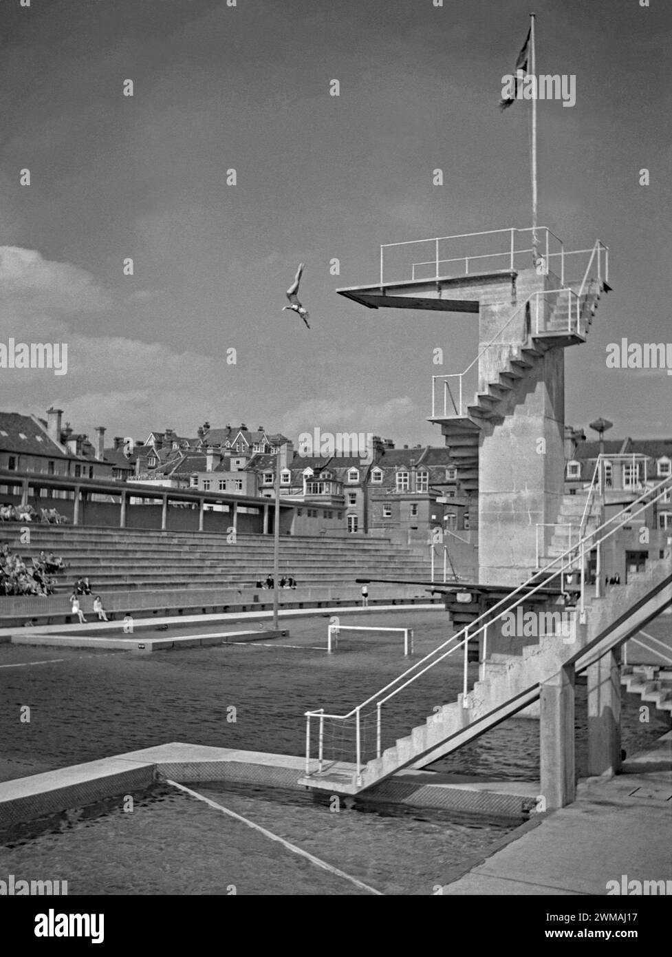 Une femme plongeant des planches à la piscine de Hastings St Leonards